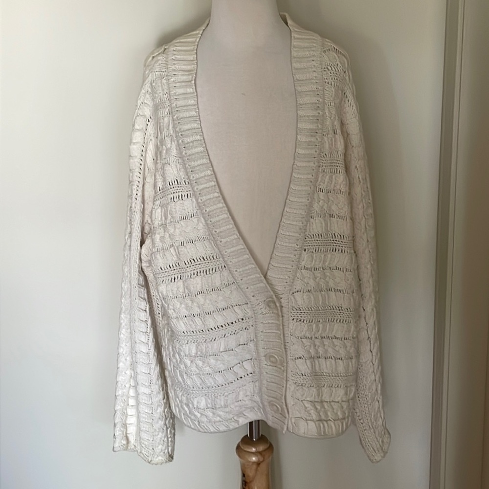 For Sale~EUC Liz Claiborne Women’s Size M Cream 3 Button Cardigan Sweater